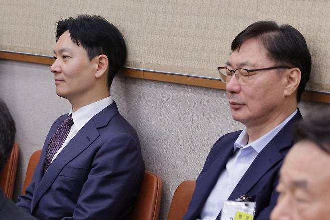 이화영 전 경기도 평화부지사(오른쪽)가 지난 2025년 10월 14일 서울 여의도 국회 법제사법위원회에서 열린 법무부 등에 대한 국정감사에서 자신의 대북 송금 사건을 수사했던 박상용 당시 법무연수원 교수와 나란히 앉아 있다. 뉴스1
