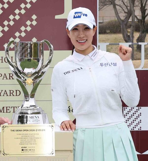 박성현, 유현조, 홍정민, 방신실, 서교림, 노승희, 이예원, 이가영, 박현경, 박민지, 임희정, 배소현, 박혜준, 고지우, 고지원, 김민솔, 이율린, 임진영 프로 등과 함께 한국여자프로골프(KLPGA) 투어 2026시즌 '국내 개막전'인 신설 대회 더 시에나 오픈 2026에 출전하는 유현주 프로가 공식 포토콜에 참석한 모습이다. 사진제공=KLPGA (사진을 무단으로 사용하지 마십시오.)