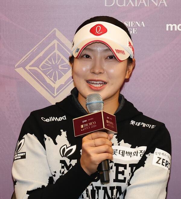 박성현, 유현주, 홍정민, 방신실, 서교림, 노승희, 이예원, 이가영, 박현경, 박민지, 임희정, 배소현, 박혜준, 고지우, 고지원, 김민솔, 이율린, 임진영 프로 등과 함께 한국여자프로골프(KLPGA) 투어 2026시즌 '국내 개막전'인 신설 대회 더 시에나 오픈 2026에 출전하는 유현조 프로가 공식 기자회견에 참석한 모습이다. 사진제공=KLPGA (사진을 무단으로 사용하지 마십시오.)