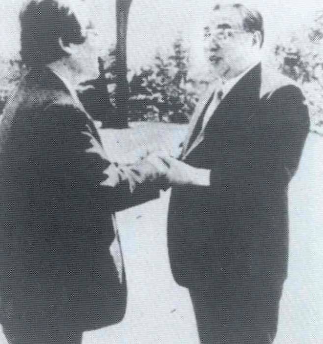 문익환 목사(왼쪽)가 4·2 공동성명 전날인 1989년 4월1일 평양의 숙소를 방문한 김일성 주석과 작별 인사를 나누고 있다. 한겨레 자료