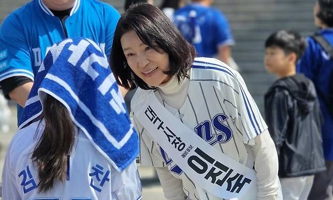 지난 28일 이진숙 전 방송통신위원장이 2026 KBO 리그 개막전이 열린 대구 수성구 삼성라이온즈파크에서 열린 ‘대구시장 예비후보 이진숙\'이라고 적힌 어깨띠를 두르고 선거운동을 하고 있다. 본인 페이스북 갈무리.