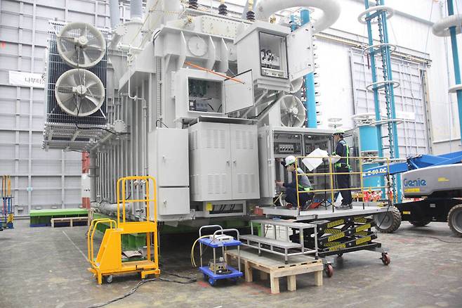 경남 창원 효성중공업 창원공장 시험실에서 테스트 중인 초고압변압기 모습. 효성중공업 제공