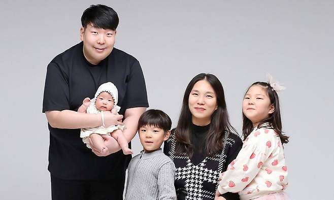 뇌사 장기기증으로 7명에게 새 생명을 선물한 고 김겸(38)씨와 김씨의 가족. 한국장기조직기증원 제공