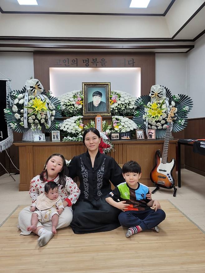 뇌사 장기기증으로 7명에게 새 생명을 선물한 고 김겸(38)씨의 빈소에 김씨의 아내와 자녀들이 앉아 있다. 한국장기조직기증원 제공