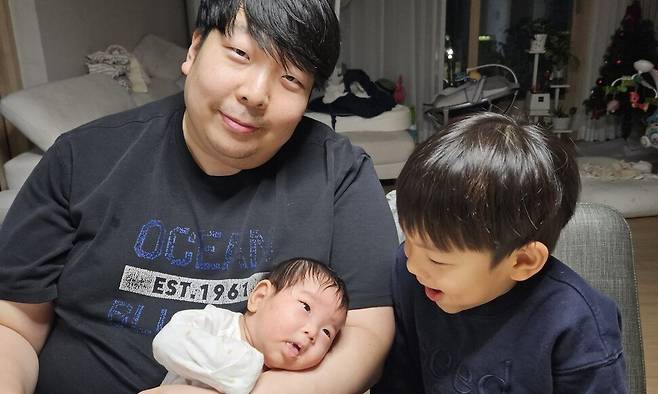 뇌사 장기기증으로 7명에게 새 생명을 선물한 고 김겸(38)씨와 자녀들 모습. 한국장기조직기증원 제공