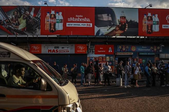 이란 전쟁으로 촉발된 국제 유가 급등을 상쇄하기 위해 남아프리카공화국이 한 달간 연료세를 인하했지만 유류 가격이 사상 최고 수준으로 급등한 다음 날인 1일(현지시각) 남아공 소웨토의 통근객들이 미니버스 택시에 탑승하기 위해 줄을 서 있다. AFP 연합뉴스