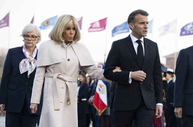 2일 한국을 국빈 방문 중인 에마뉘엘 마크롱 프랑스 대통령(오른쪽)과 브리지트 마크롱(왼쪽) 부부가 서울 용산구 전쟁기념관을 찾았다. EPA 연합뉴스