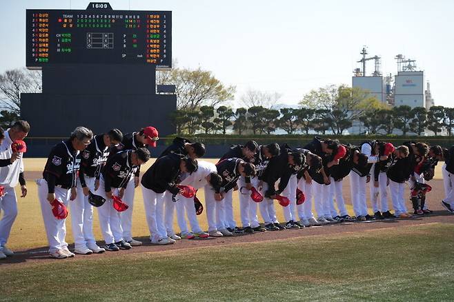 단독 1위에 오른 뒤 팬들에게 인사하는 울산 웨일즈 선수단. 구단 제공
