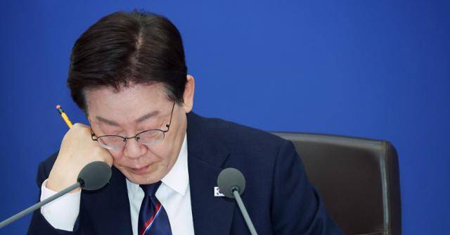 이재명 대통령이 지난달 31일 청와대에서 열린 국무회의에서 중동전쟁 관련 비상국정운영 및 대응현황 자료를 살펴보고 있다. 뉴시스