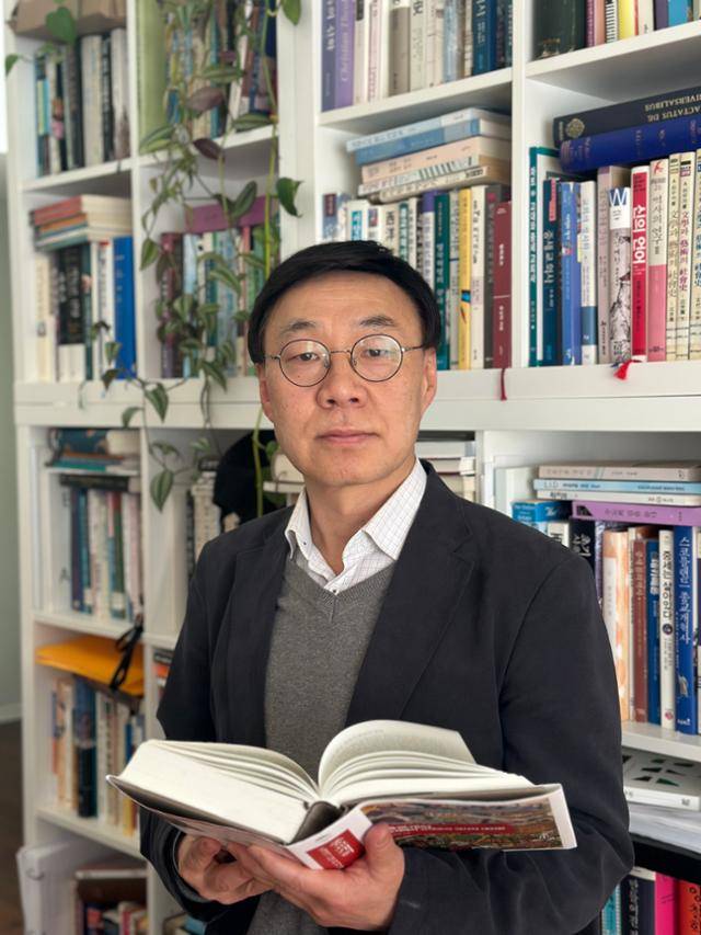 최종원 교수가 자신의 연구실에서 저작 '종교개혁'을 들고 있다. 최종원 교수 제공