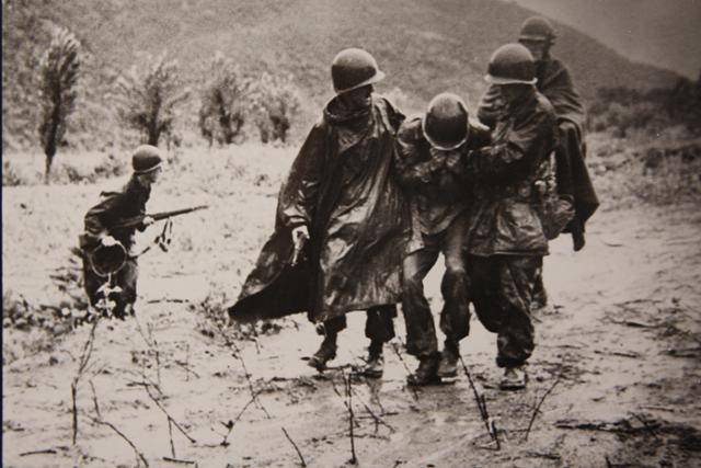 미 1기병사단 군종장교 에밀 카폰 대위가 부상당한 병사를 부축해 후송하고 있다. 카폰 대위는 1950년 11월 초 중공군 1차 공세 때 북한 지역에서 고립돼 포로로 붙잡혔다가 수용소에서 사망했다. 버락 오바마 미 대통령은 2013년 카폰 대위에게 최고 영예인 명예훈장을 사후 추서했다. 미 육군