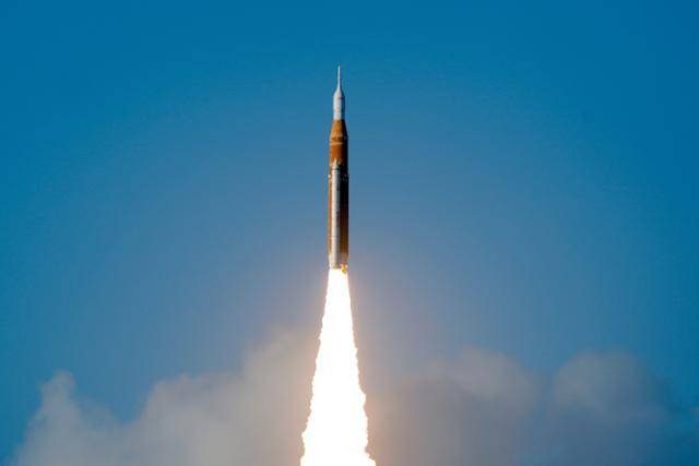 1일 미 플로리다주 케이프커내버럴 케네디 우주센터 39B 발사대에서 미항공우주국(NASA·나사)의 아르테미스 2호 달 탐사 로켓이 발사되고 있다. 케이프커내버럴=AP 뉴시스