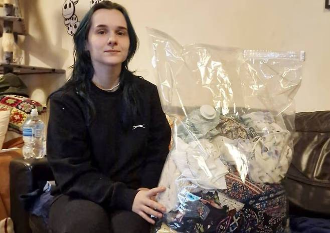 영국의 한 20대 여성이 다한증으로 5분마다 옷을 갈아입고 생활한다는 사연이 공개됐다./사진=더 미러