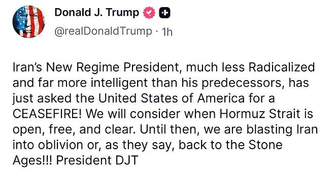 도널드 트럼프 미국 대통령이 1일(현지시간) SNS를 통해 이란의 휴전 요청을 언급하며, 호르무즈 해협 개방을 조건으로 제시하는 동시에 강경 군사 대응 방침을 밝히고 있다.(트루스소셜 캡처)