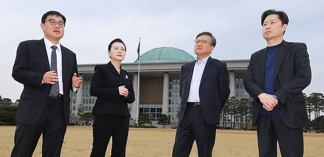 법률가 4인 방담을 지난 3월 30일 국회 잔디마당에서 진행했다. 이 자리에서는 "국회의 일탈을 제어할 장치가 필요하다"는 지적도 나왔다. 왼쪽부터 정지웅 경실련 시민입법위원장, 차진아 고려대 법학전문대학원 교수, 김창보 전 서울고법원장, 김후곤 전 서울고검장. 임현동 기자