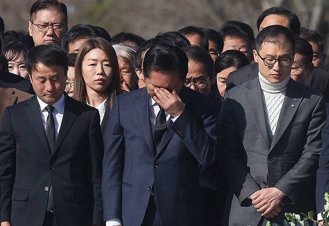 정청래 민주당 대표가 경남 김해 봉하마을에서 눈물을 훔치고 있다. 그는“검찰개혁을 입에 올리면 고 노무현 대통령의 죽음이 떠오른다”고 말했는데 노 전 대통령의 사위 곽상언 민주당 의원은 "고인을 한낱 도구로 쓰는 것"이라고 비판했다. [연합뉴스]