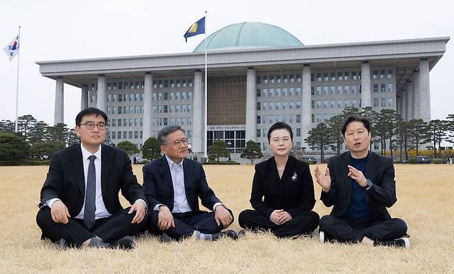 법률가 4인 방담에서 숙의 없는 졸속 검찰개혁과 사법개혁에 대한 비판이 제기됐고, 공소청법과 중수청법 및 사법 3법 시행으로 생기는 부작용을 최소화해야 한다는 당부가 많았다. 왼쪽부터 정지웅 경실련 시민입법위원장, 차진아 고려대 법학전문대학원 교수, 김창보 전 서울고법원장, 김후곤 전 서울고검장. 임현동 기자
