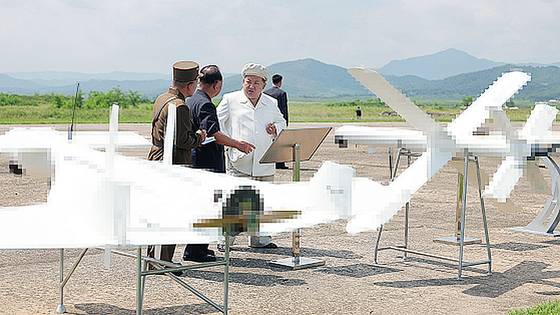 김정은 북한 국무위원장이 지난해 10월 국방과학원 무인기연구소에서 진행한 무인기들의 성능시험을 참관하는 모습. 노동신문, 뉴스1