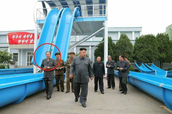 김정은 국무위원장이 2014년 6월 군에서 운용하는 물 미끄럼대 생산 공장에 방문한 모습. 인민복을 입은 김영철 당시 정찰총국장(붉은 원)이 김 위원장을 수행하고 있다. 노동신문, 뉴스1