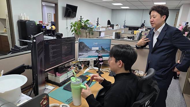 이준석 개혁신당 대표(오른쪽)와 개발자 출신인 전정표 비서관이 지난달 31일 저녁 '개혁신당 숏츠 생성기'(가제)를 개발하기 위한 토론을 하고 있다. 양수민 기자