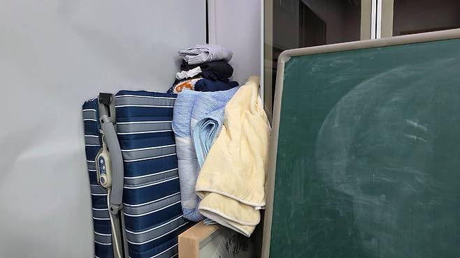 이준석 개혁신당 대표의 국회 의원회관 사무실 구석에는 이 대표가 밤새 개발을 하다 쪽잠을 자는 간이 침대와 잠옷이 있었다. 옆에 놓인 녹색 칠판은 이 대표가 개발 아이디어를 적어두고 팀원들과 회의에 사용한다. 양수민 기자