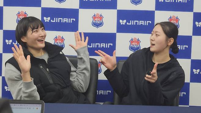 챔피언결정전 1차전 승리를 이끈 GS칼텍스 최가은(왼쪽)과 권민지. 김천=김효경 기자