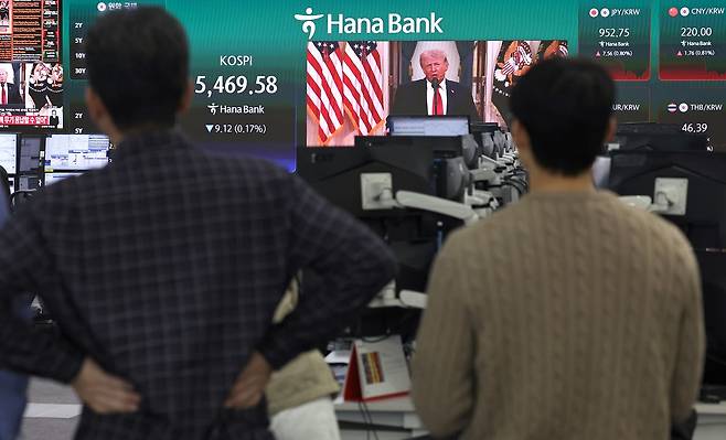 2일 오전 서울 중구 하나은행 딜링룸에서 직원들이 도널드 트럼프 미국 대통령의 이란 관련 대국민 연설 생중계를 시청하고 있다. 뉴스1