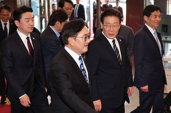 이재명 대통령이 2일 추가경정예산안 시정연설을 위해 국회에 도착, 우원식 국회의장과 함께 환담장으로 향하고 있다. 사진 국회사진기자단