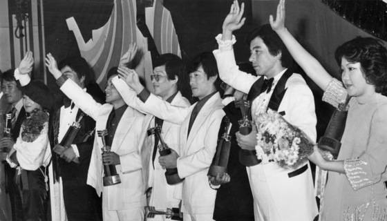 1987년 동양방송 제14회 가요대상 수상자들. 왼쪽부터 혜은이, 산울림, 윤수일, 이은하. 윤수일은 오똑한 콧날과 짙은 쌍꺼풀 등 이국적인 외모로 주목을 받았다. [중앙포토]