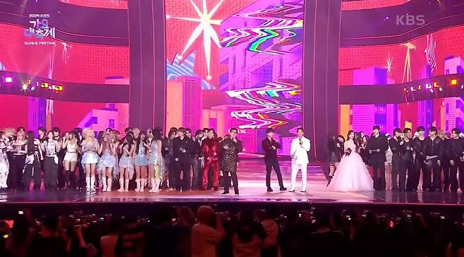 2024 가요대제전 무대에 선 윤수일과 후배 가수들. [유튜브 캡처]