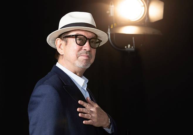 가수 윤수일이 1일 상암동 중앙일보 스튜디오에서 포즈를 취하고 있다. 권혁재 사진전문기자