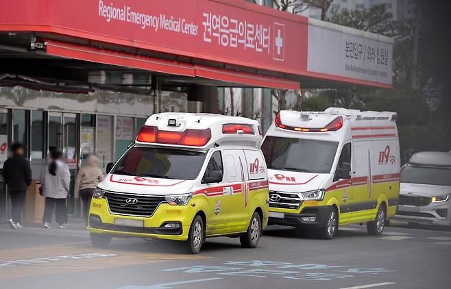 대전의 한 대학병원 권역응급의료센터 응급실 앞에 환자를 이송한 119구급차가 대기하고 있다. 김성태 객원기자