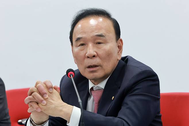 국민의힘 공천관리위원장인 박덕흠 의원이 2일 서울 영등포구 여의도 중앙당사에서 열린 공관위 첫 회의에서 발언하고 있다. 연합뉴스