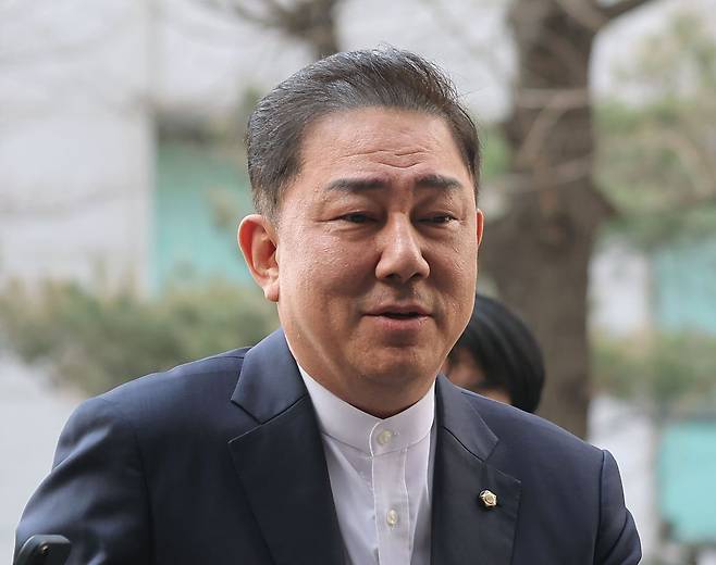 뇌물수수 의혹 등을 받는 무소속 김병기 의원이 2일 조사를 받기 위해 마포구 서울경찰청 공공범죄수사대에 출석하고 있다. 연합뉴스