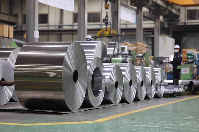 경기 화성시의 한 알루미늄 제품 제조업체 공장에 알루미늄 제품들이 놓여있다. 연합뉴스