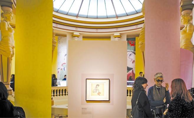 프랑스 파리 국립기메동양박물관에서 열리고 있는 ‘K-뷰티 한국의 미. 하나의 현상이 되기까지’ 전시에 단원 김홍도의 그림, 사진작가 한영수가 찍은 1950년대 명동 풍경, K팝 아이돌 관련 자료 등이 함께 나와 있다. /기메박물관·한영수문화재단 제공