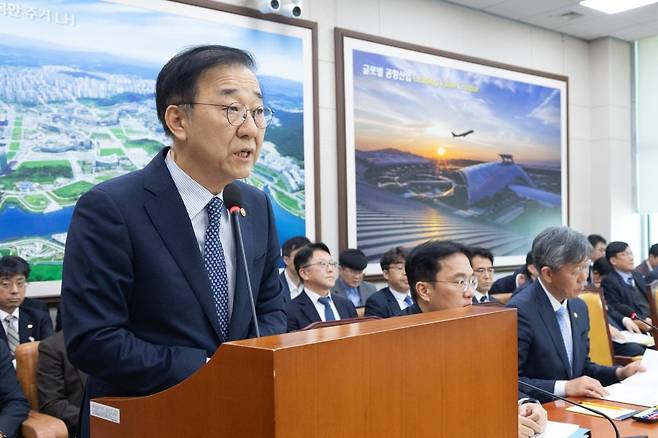 2일 서울 여의도 국회에서 열린 제433회국회(임시회) 국토교통위원회 제2차 전체회의에서 김윤덕 국토교통부 장관이 추가경정예산안 관련 제안 설명을 하고 있다. 뉴스1