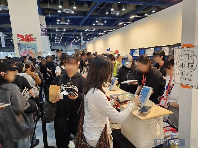 2일 오전 10시경 서울 강남구 코엑스에서 열린 '2026 서울국제불교박람회'에서 티셔츠 등 굿즈를 파는 부스에 결제줄이 길게 늘어서있다. / 사진=박수빈 기자