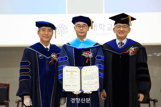 명지대는 2일 중국 동방케임브리지교육그룹 위위에 이사장에게 명예 행정학박사 학위를 수여했다. 왼쪽부커 한영근 교학부총 겸 대학원장, 위위에 이사장, 임연수 총장. 명지대 제공