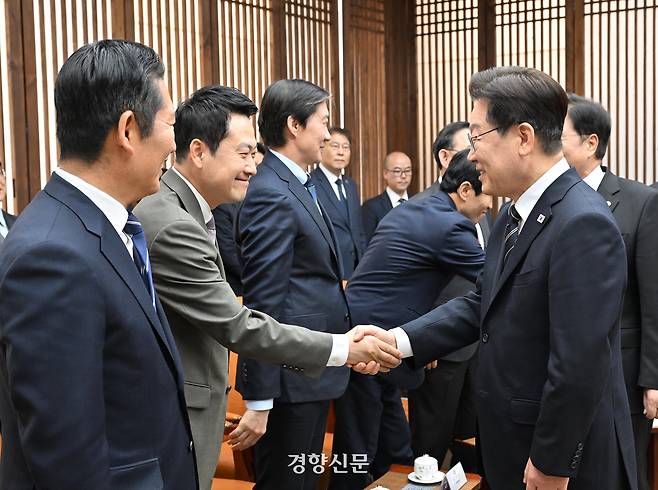 이재명 대통령이 2일 국회에서 2026년도 추가경정예산안에 대한 시정연설을 하기 전 국회의장 접견실에서 장동혁 국민의힘 대표를 만나 악수하고 있다. 청와대사진기자단