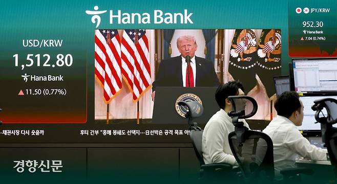 시장 혼란 2일 서울 중구 하나은행 딜링룸 전광판에 표시된 원·달러 환율이 도널드 트럼프 미국 대통령의 이란전쟁 관련 대국민 연설 생중계가 진행되는 동안 급등하고 있다. 문재원 기자 mjw@kyunghyang.com