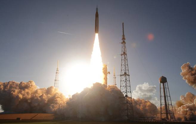 미국 항공우주국(NASA)의 아르테미스 2호가 1일(현지시간) 오후 6시35분 미국 플로리다주 케네디 우주센터에서 달을 향해 발사됐다. 로이터연합뉴스