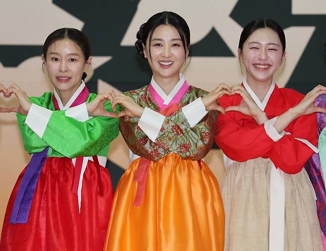 지난 1일 서울 강북구 성신여대 미아운정그린캠퍼스 마루연습실에서 열린 ‘홍도’ 기자간담회에서 타이틀롤을 맡은 예지원(왼쪽부터), 박하선, 최하윤이 하트를 만들어보이고 있다.    연합뉴스
