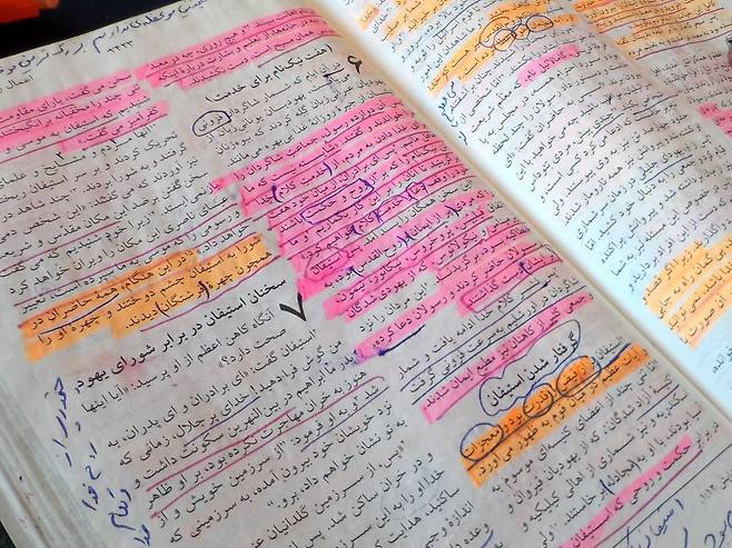이란어 성경 중 사도행전 6~7장에 형광펜으로 밑줄이 그어져 있는 모습. 엘람 미니스트리 제공