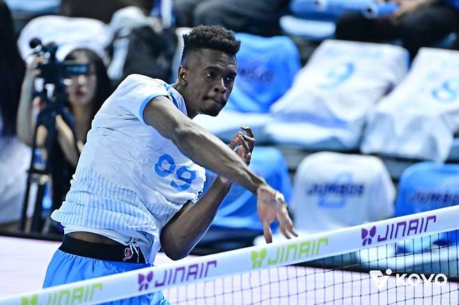 대한항공 새 외국인 공격수 마쏘가 2일 인천 계양체육관에서 열린 2025-2026 V리그 챔피언결정전에서 스파이크를 날리고 있다. 한국배구연맹(KOVO) 제공