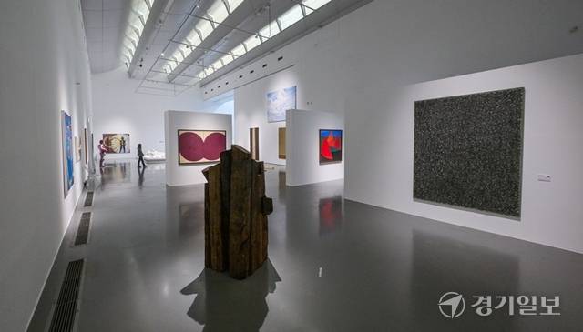 현재 경기도미술관에서는 20주년 "흐르고 쌓이는' 전시가 진행되고 있다. 1 섹션 "예술은 ( ) 시작하는가?" 전경. 윤원규기자