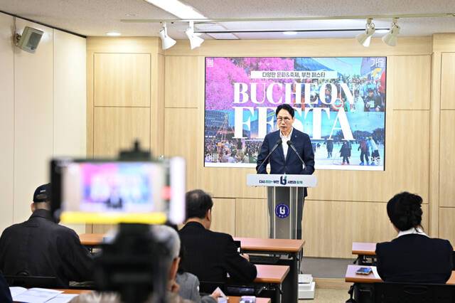 2일 부천시청 브리핑룸에서 열린 시정 브리핑에서 유성준 문화체육국장이 ‘부천 페스타 프로젝트’에 대해 설명하고 있다. 부천시 제공