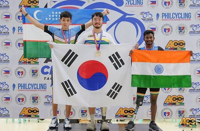 3km 개인추발에서 한국신기록을 작성하며 대회 5관왕에 오른 박찬종(가운데) / 사진=대한장애인사이클연맹
