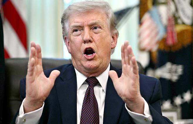 도널드 트럼프 미국 대통령이 31일(현지시간) 전쟁 종료 시점에 대해 “아주 곧”이라며 “철수가 2~3주 안에 이뤄질 수 있다”고 밝혔다. 사진은 이날 워싱턴DC 백악관 집무실에서 행정명령에 서명한 후 연설을 하는 모습. [AFP연합뉴스]