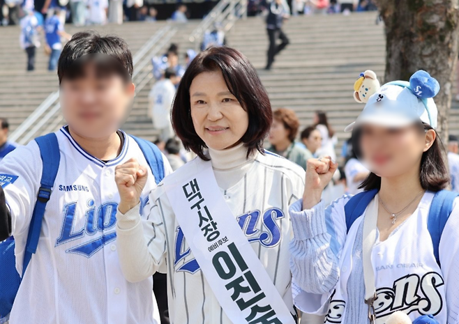 이진숙 전 방송통신위원장이 지난 28일 삼성라이온즈-롯데자이언츠와의 프로야구 대구 홈 개막전이 열린 대구라이온즈파크에서 시민들과 함께 사진을 찍고 있다. [이진숙 SNS]